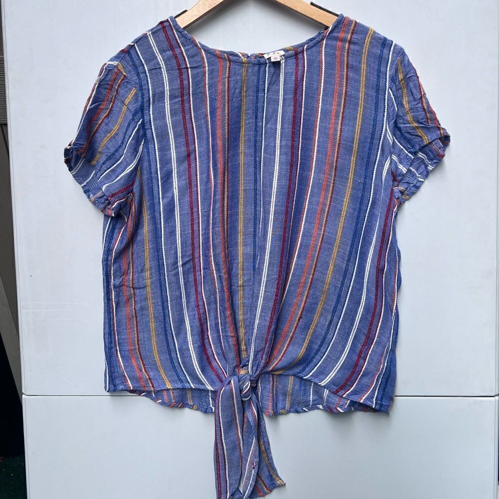 K.I.T Striped, KnotHem, Key hole Back, Short Sleeve Blouse, Women's size Medium